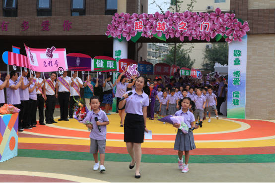 圖2：清華大學(xué)附屬小學(xué)校服